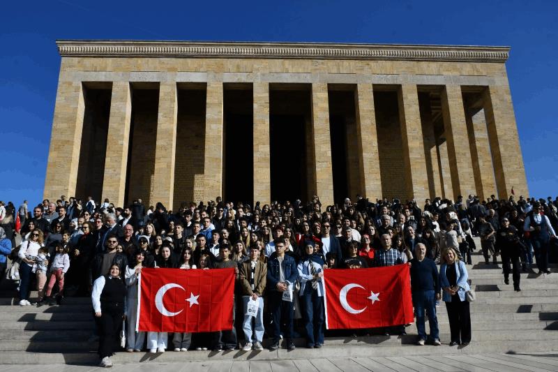 balikesirli-gencler-atanin-huzurunda