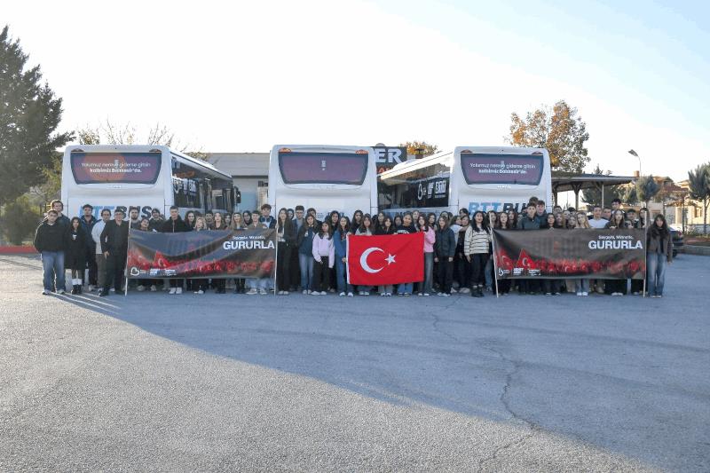 balikesirli-gencler-atanin-huzurunda