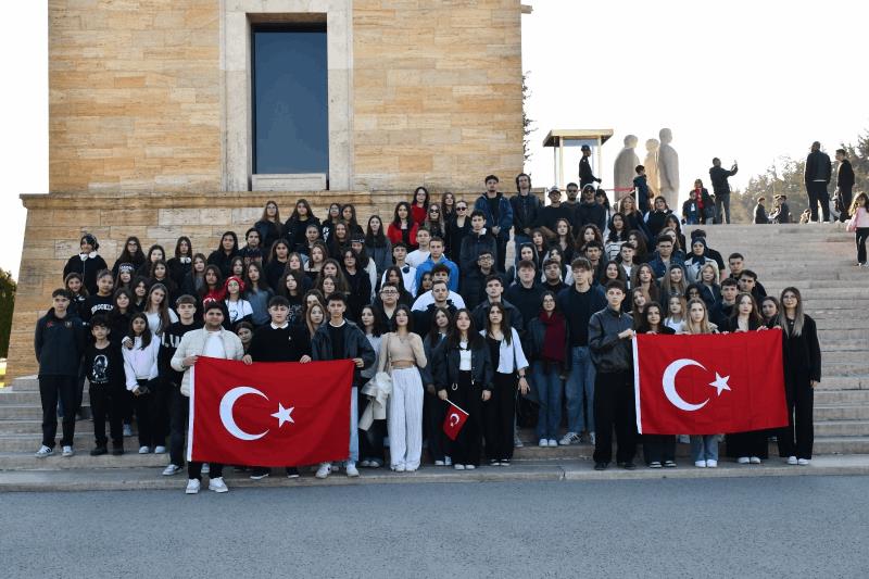 balikesirli-gencler-atanin-huzurunda