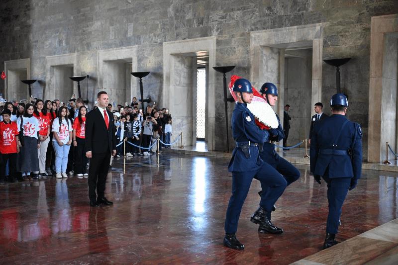 baskan-akin-ve-1071-balikesirli-genc-anitkabirde