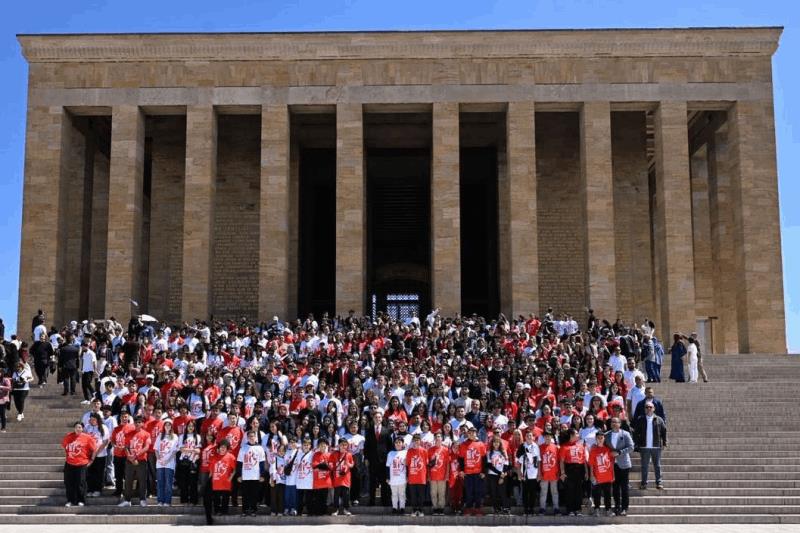 baskan-akin-ve-1071-balikesirli-genc-anitkabirde