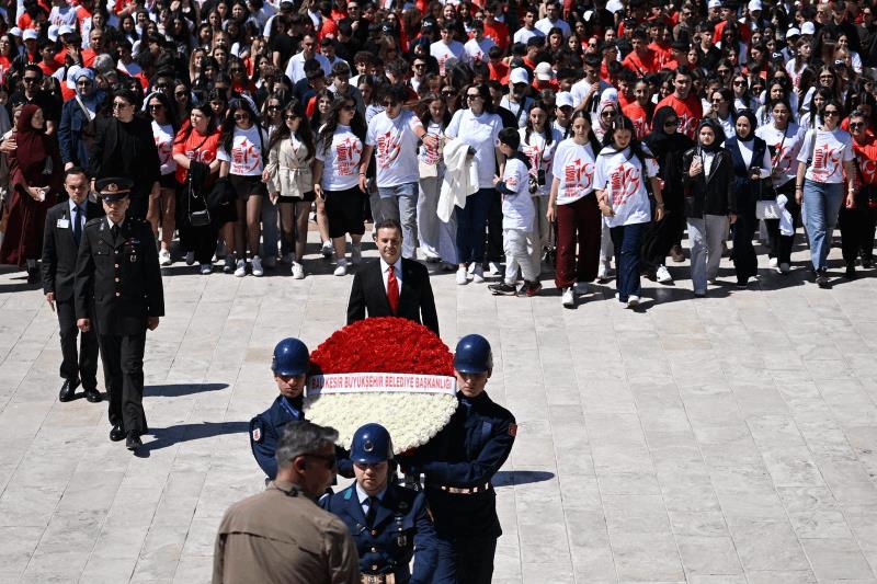 baskan-akin-ve-1071-balikesirli-genc-anitkabirde