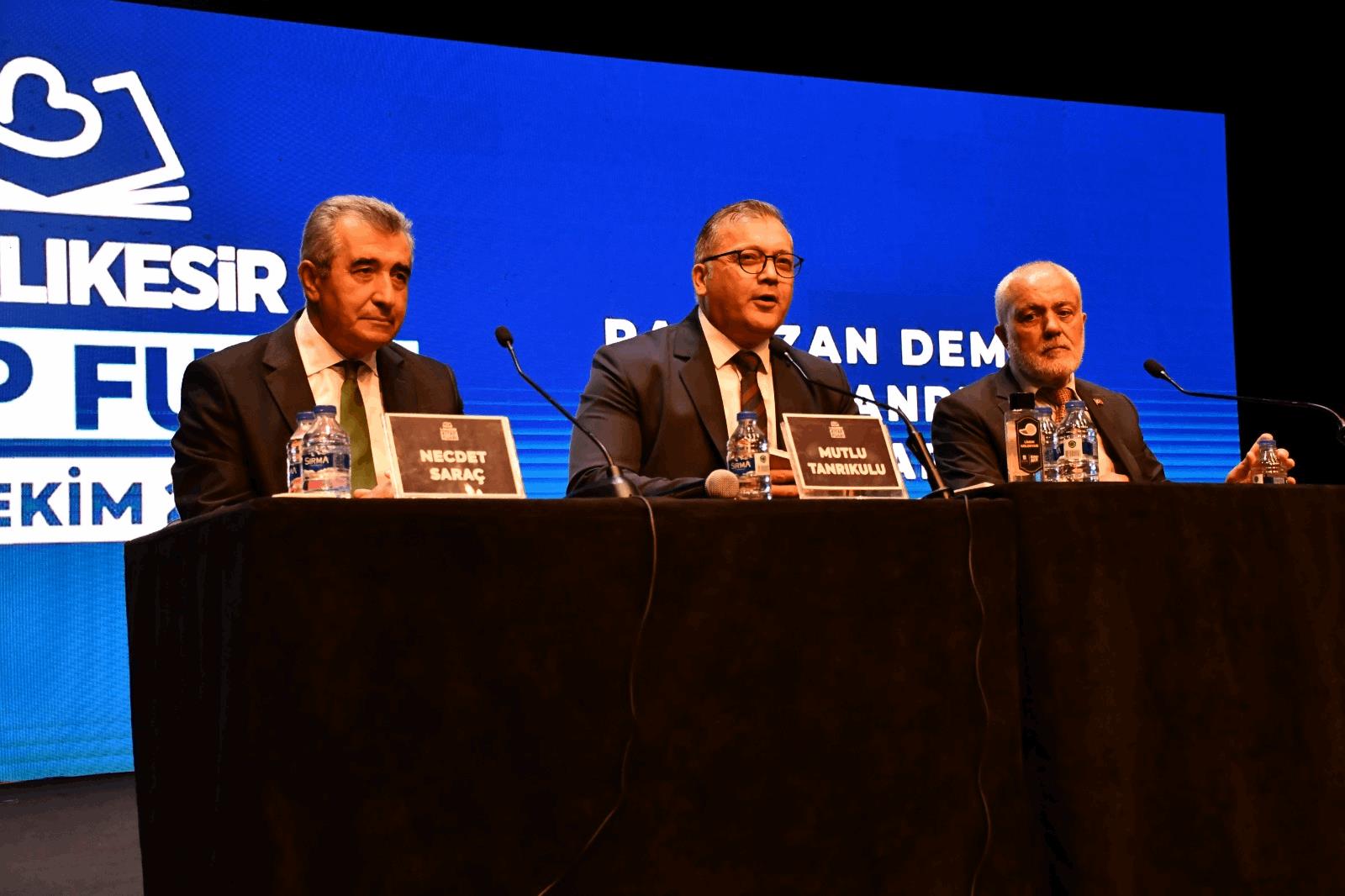 balikesir-kitap-fuarinda-medya-siyaset-ve-edebiyat-ruzgri-esti