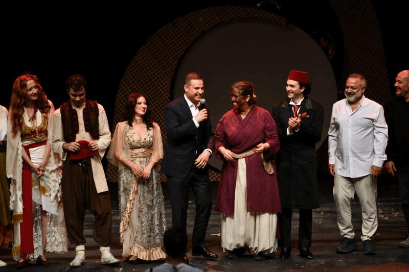 balikesir-sehir-tiyatrosu-ilk-gunden-izdiham-yaratti
