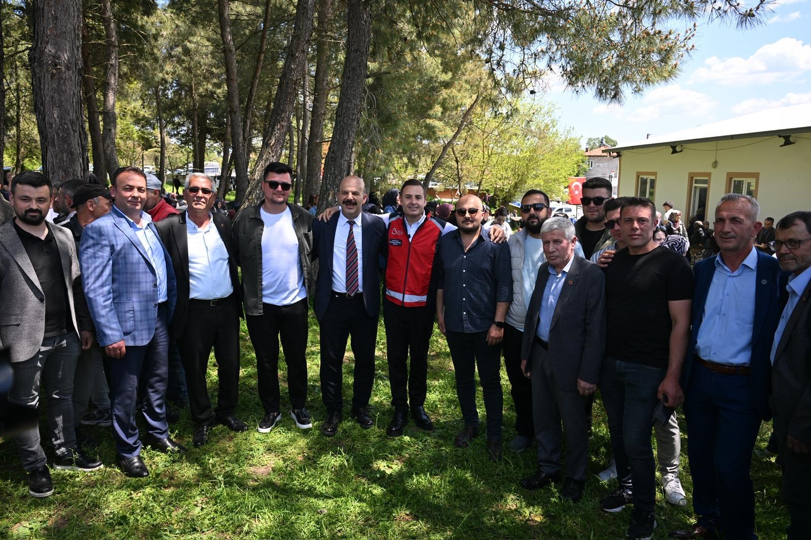 baskan-akin-ivrindi-yaglilar-mahallesindeki-koy-hayrina-katildi